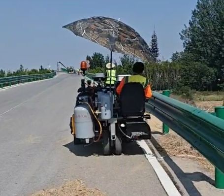 200kg塗料タンク容量 ミニ運転 熱プラスチック道路線マーク トライサイクルの引出マーク 1.8-3KM/h マーク速度