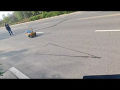 道路標識 プレマーキング ロボットが矢印で作業する
