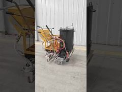 熱可塑性道路標示機を押す